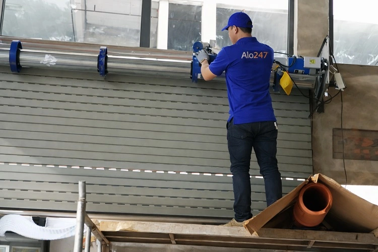 Thợ sửa motor cửa cuốn