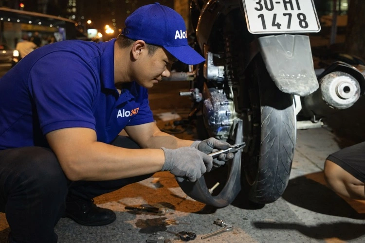 Thợ sửa xe máy đêm khuya