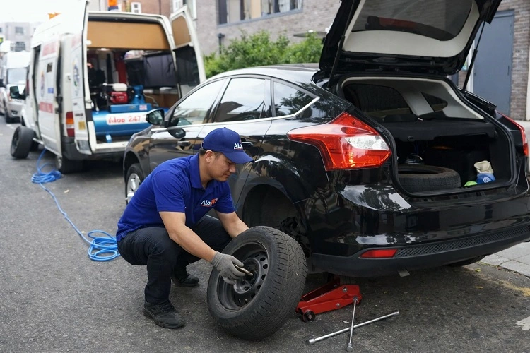 Thợ thay lốp oto