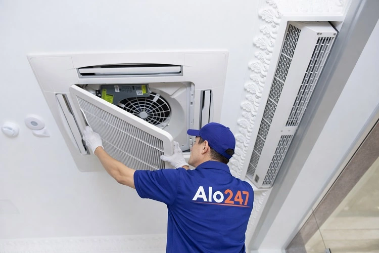 Kỹ thuật viên alo247 kiểm tra điều hòa trên trần