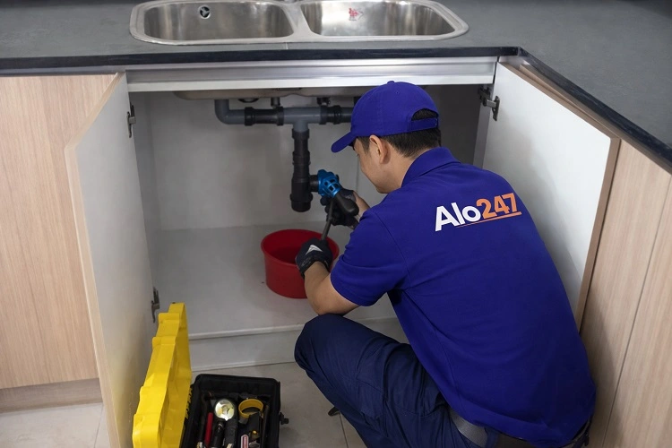 thợ alo247 kiểm tra đường ống thoát nước chậu rửa bát