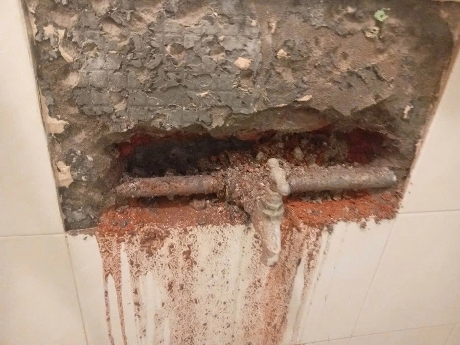 Trước khi sửa vòi nước âm tường bị rò rỉ