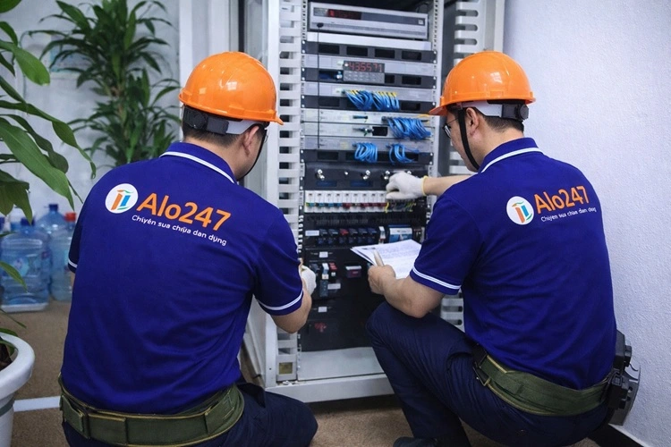 Kỹ sư điện alo247 làm việc cùng tủ điện