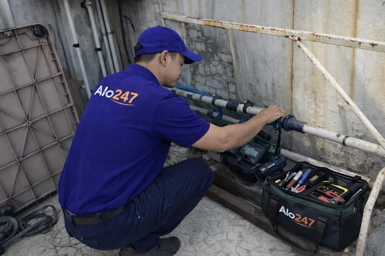 Kỹ thuật viên Alo247 kiểm tra hệ thống nước