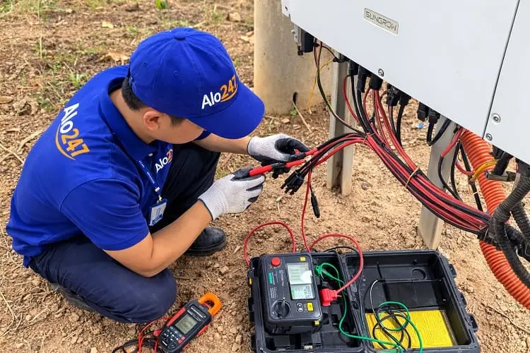 Kỹ thuật viên Alo247 kiểm tra inverter