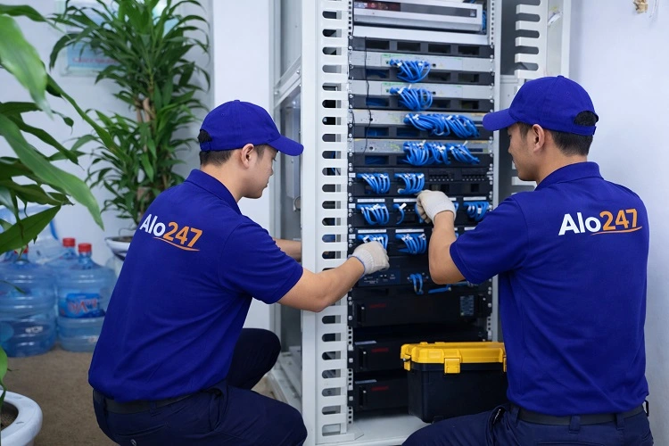 Kỹ thuật viên Alo247 kiểm tra thiết bị