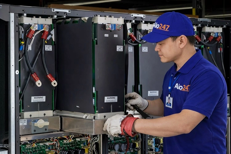 Kỹ thuật viên Alo247 kiểm tra tủ điện