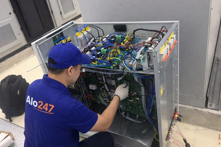 Kỹ thuật viên alo247 sửa chữa thiết bị