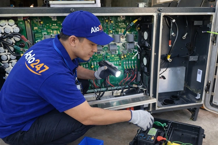 Kỹ thuật viên alo247 kiểm tra bộ chuyển đổi năng lượng mặt trời