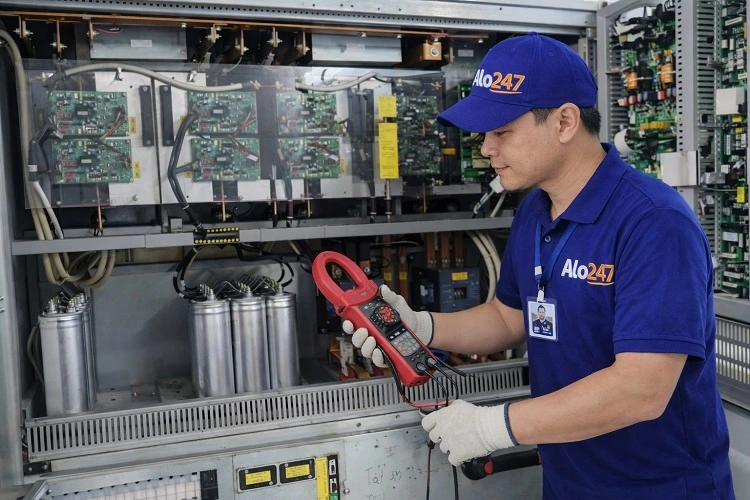 Kỹ thuật viên alo247 kiểm tra hệ thống UPS