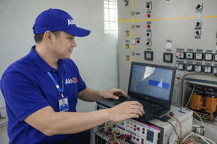 Kỹ thuật viên alo247 kiểm tra hệ thống năng lượng mặt trời