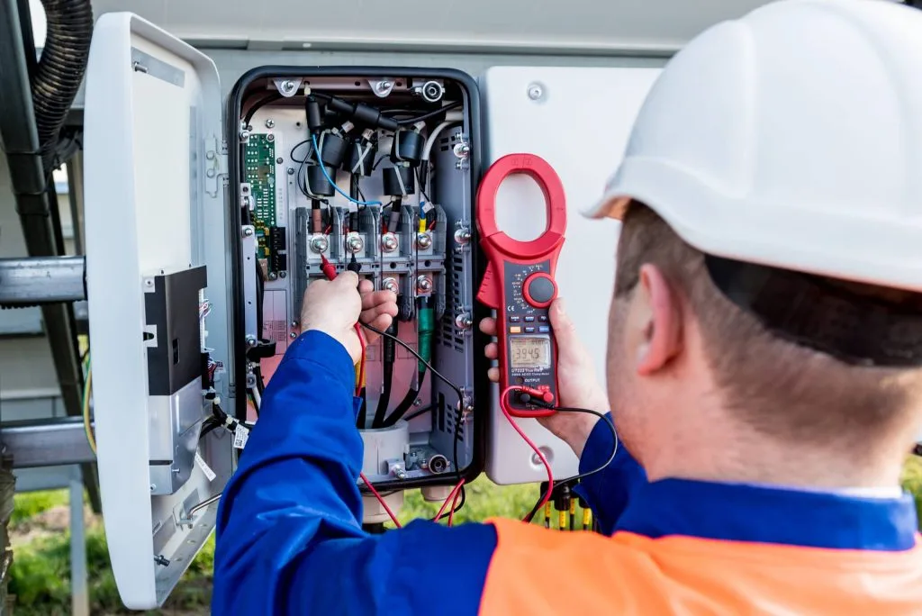 thợ kiểm tra inverter năng lượng mặt trời