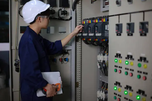 thợ Alo247 kiểm tra, bảo trì hệ thống điện tại chung cư