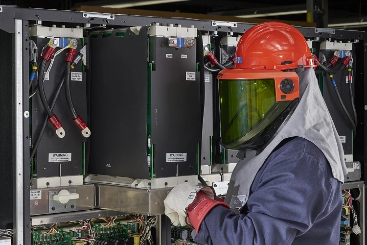 thợ alo247 kiểm tra ups công nghiệp tại xưởng
