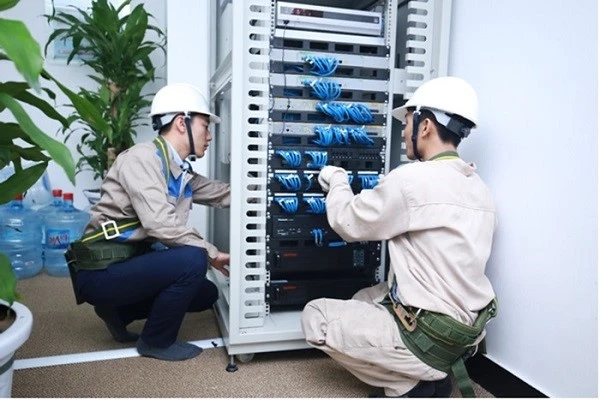 kỹ thuật viên alo247 đang bảo trì hệ thống điện nước