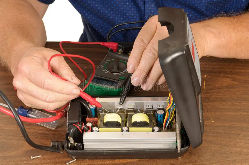 kỹ thuật viên đo đạc kiểm tra inverter