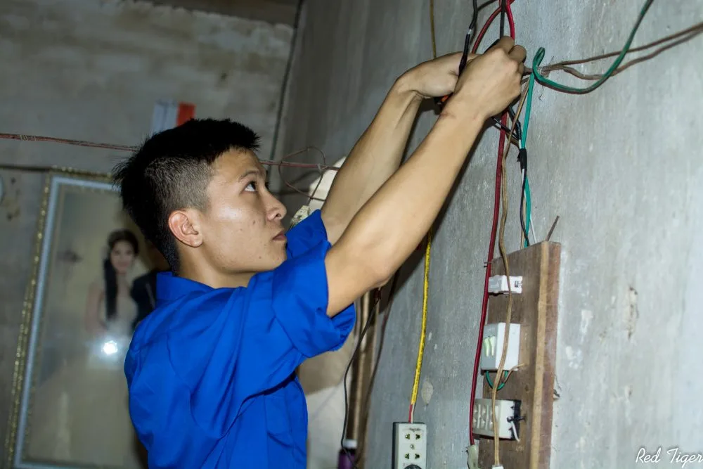 Thợ điện tại Hà Nội kiểm tra dây điện bị chập cháy