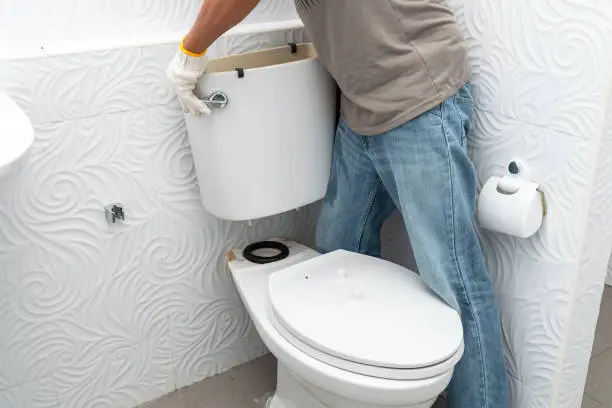 thợ Alo247 lắp đặt bồn cầu tại nhà khách hàng ở Hà Đông