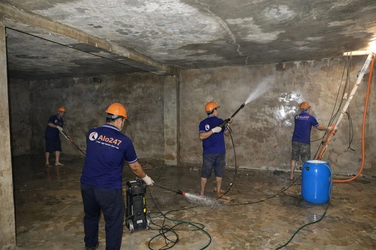 Công nhân Alo247 vệ sinh bể nước chung cư