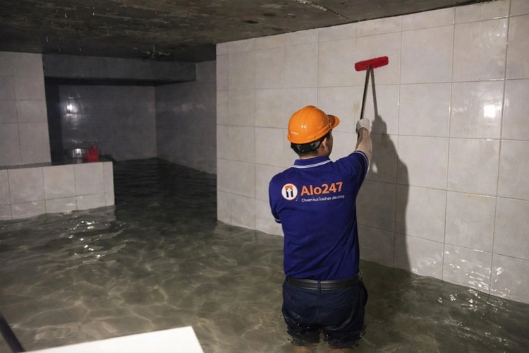 Công nhân Alo247 vệ sinh bể nước ngầm
