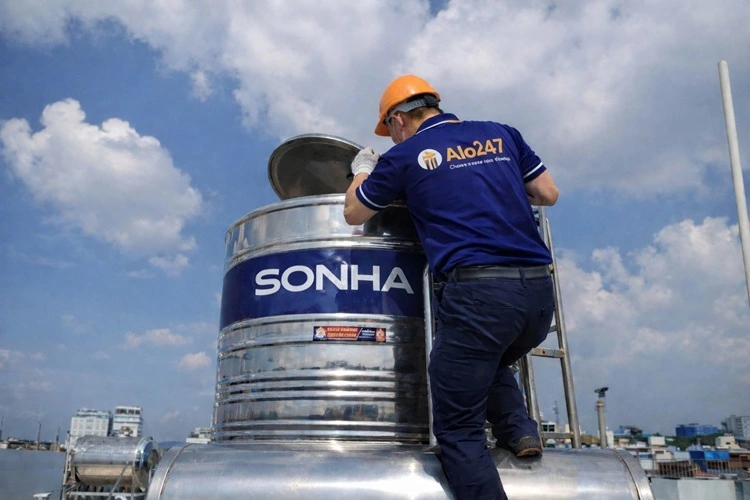 kỹ thuật viên alo247 đang kiểm tra bồn nước inox