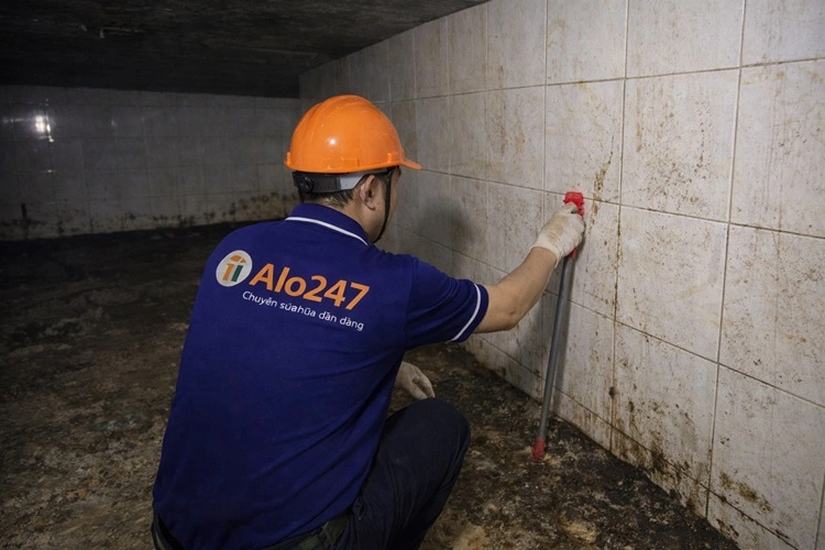 Kỹ thuật viên Alo247 làm sạch bể nước
