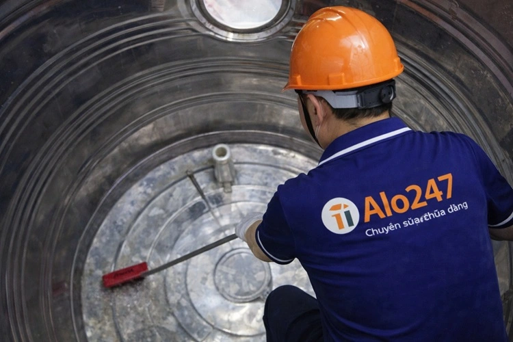 Kỹ thuật viên Alo247 vệ sinh bể nước