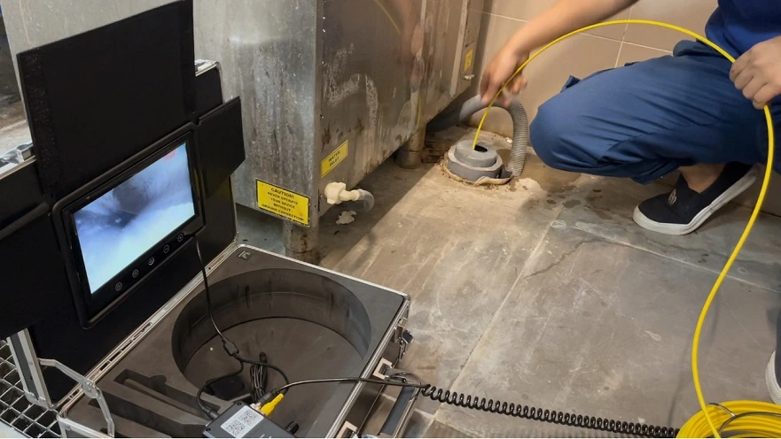 kiểm tra nguyên nhân tắc nghẽn thoát sàn bằng camera nội soi