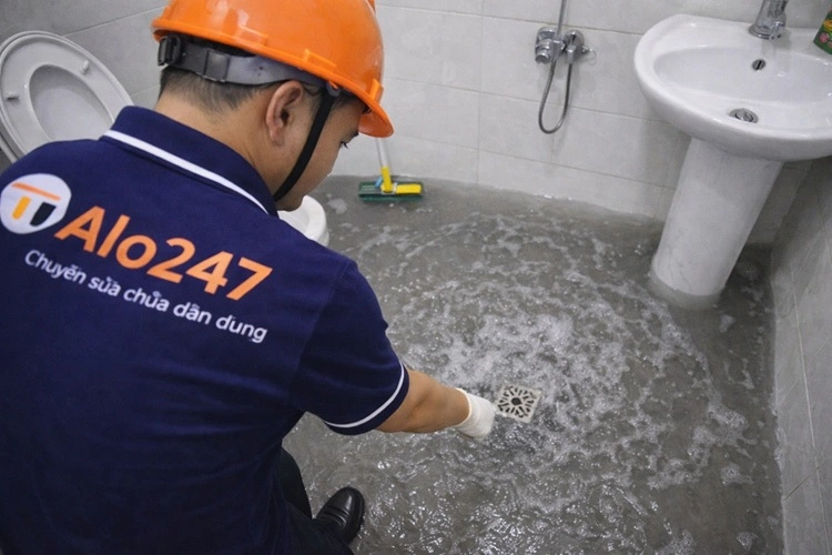 sàn nhà tắm ngập nước do tắc thoát sàn