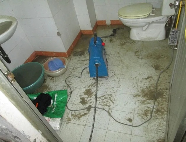 thông tắc bể phốt bằng máy lò xo