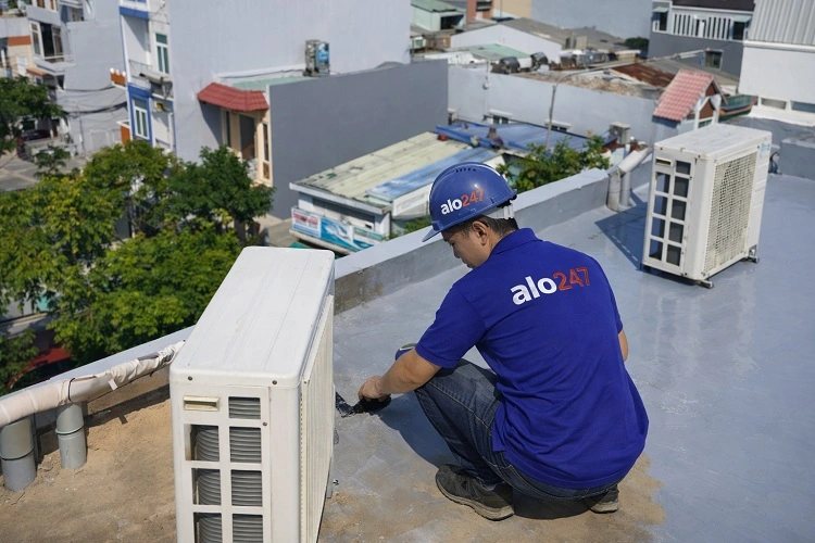 Công nhân alo247 thi công chấm thấm trên mái nhà