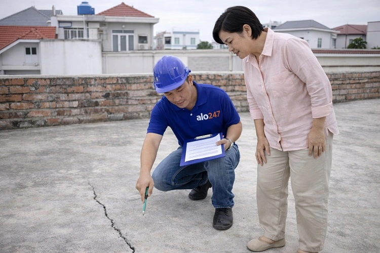 Kiểm tra mái bê tông bị nứt và ngấm nước