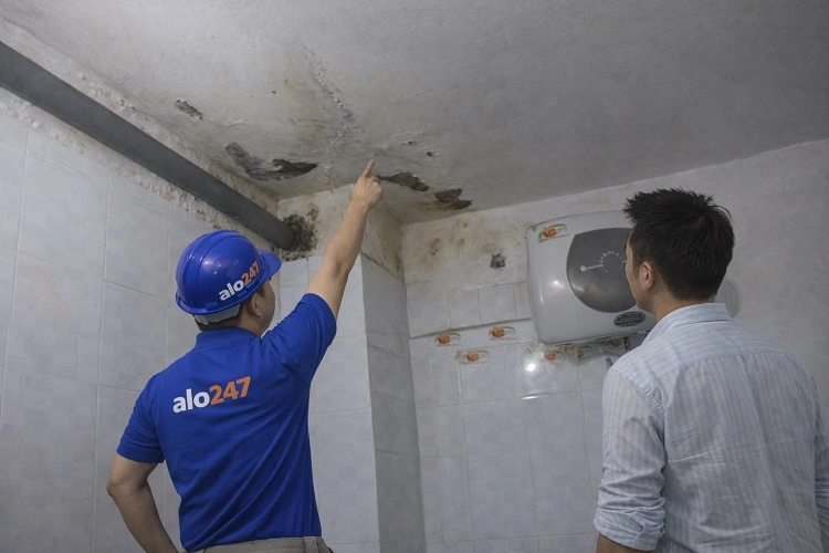 Thợ alo247 Kiểm tra tường nhà vệ sinh bong tróc do ngấm nước