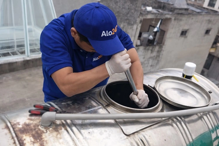 Kỹ thuật viên kiểm tra bồn nước