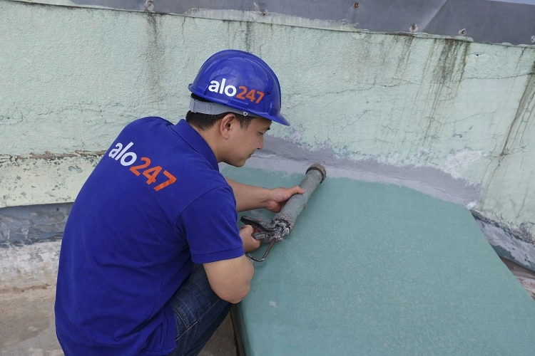 Thợ đi keo chống thấm