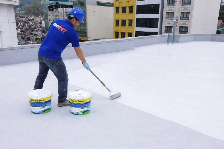 Thợ sơn hoàn thiện công trình