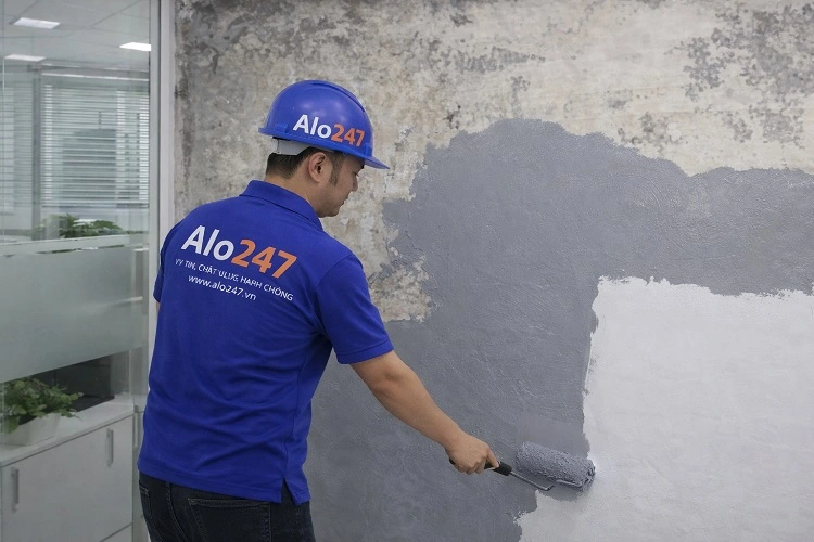 Thợ chống thấm tường văn phòng