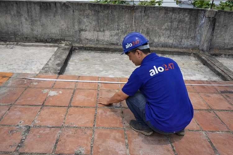 Thợ alo247 kiểm tra nguyên nhân gây thấm dột