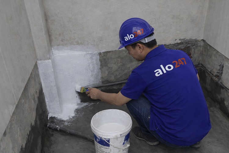 Thợ thi công chống thấm nhà vệ sinh tại Cầu Giấy