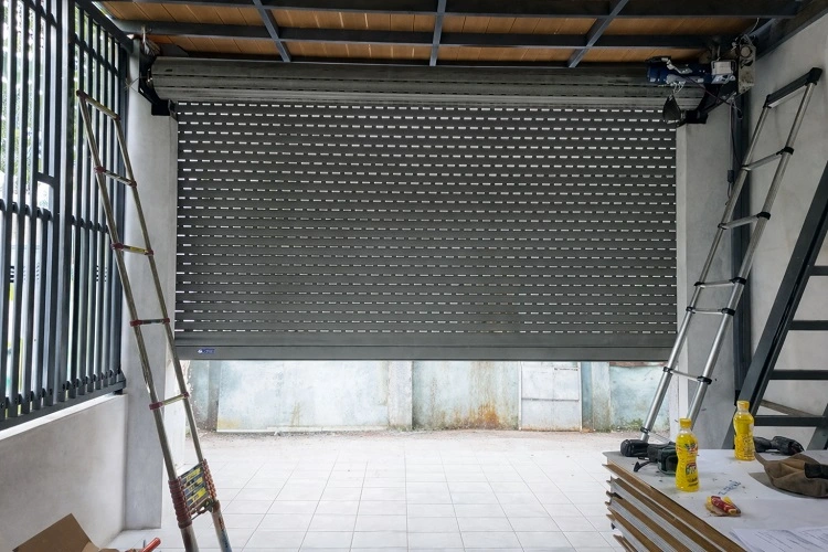 Cửa cuốn bị kẹt nan