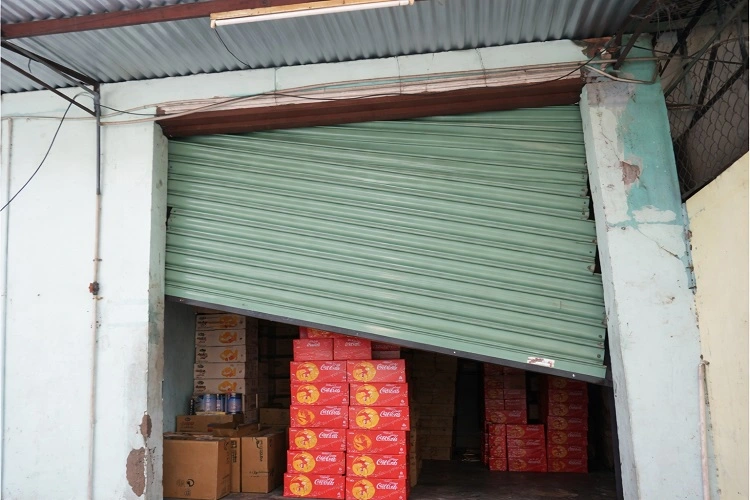 Cửa cuốn tại cửa hàng bị kẹt nan