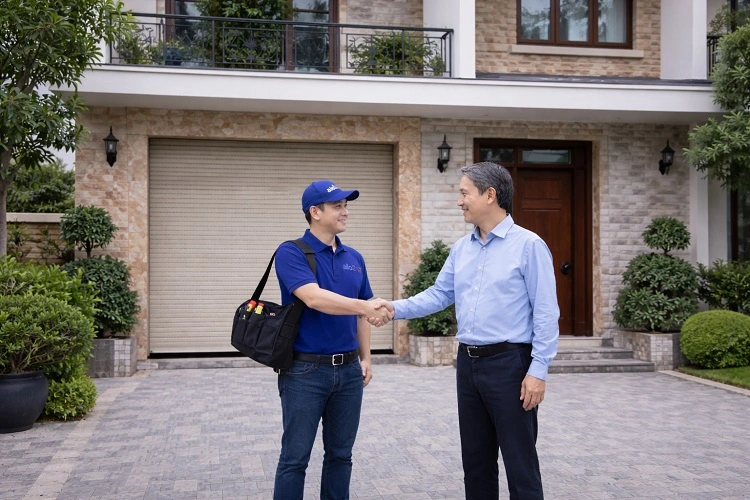 Khách hàng vui vẻ nhận bàn giao sau sửa chữa