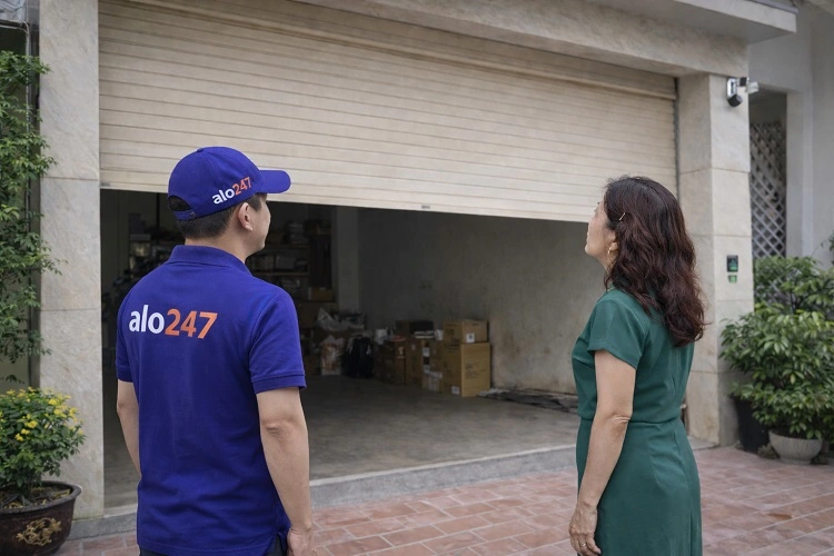 Thợ kiểm tra cửa gara bị kẹt giữa chừng