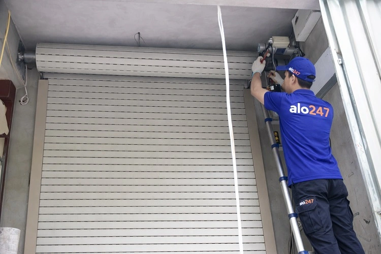 Kỹ thuật viên alo247 sửa cửa cuốn