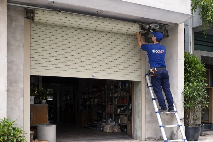 Kỹ thuật viên alo247 sửa cửa cuốn tại Tương Mai