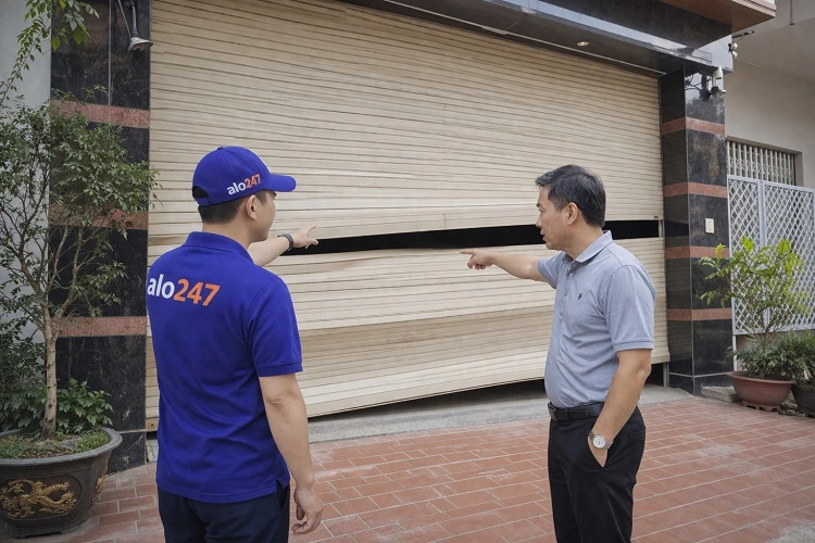 Kỹ thuật viên kiểm tra cửa gara bị hỏng nan