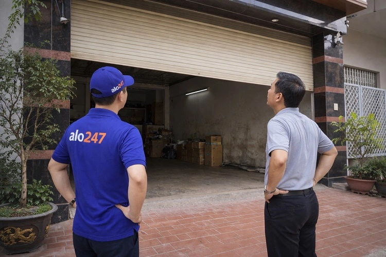 Kỹ thuật viên kiểm tra cửa gara bị kẹt