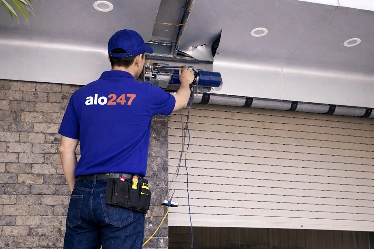 Kỹ thuật viên sửa cửa cuốn