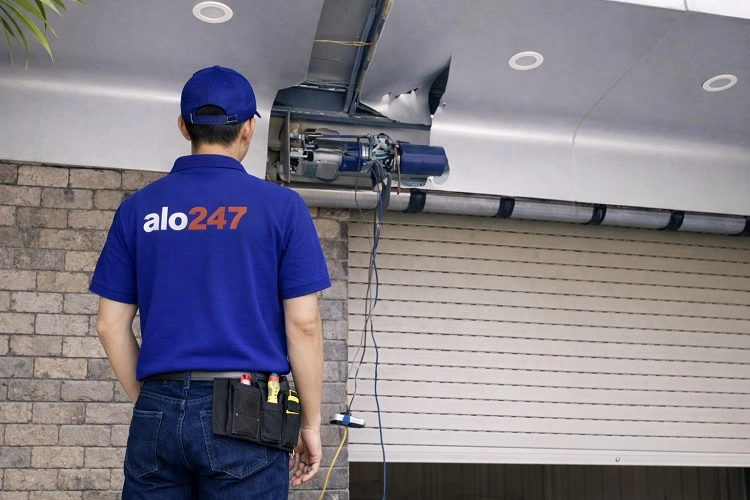 Kỹ thuật viên sửa cửa cuốn tại Yên Nghĩa