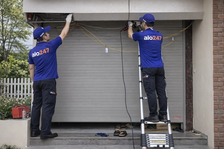 Kỹ thuật viên sửa cửa cuốn